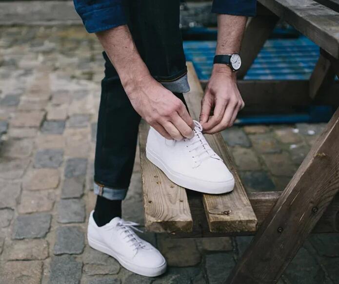 HOW TO WEAR BLACK SOCKS WITH WHITE SHOES IN STYLE