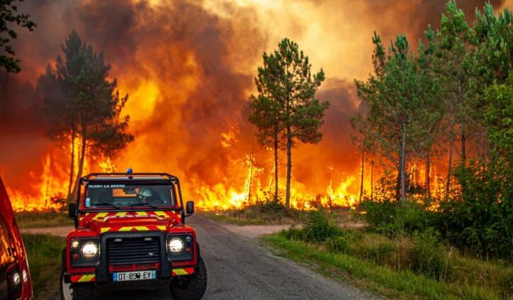 Europe heatwave: Thousands escape wildfires in France, Spain and Greece