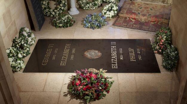 Palace reveals ledger stone at queen’s final resting place