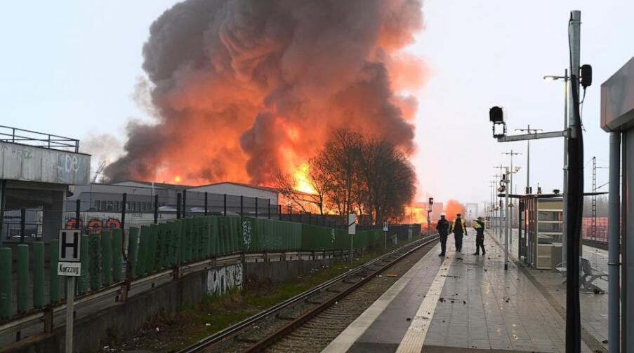 Germany: Hamburg fire smoke halts trains, generates warning