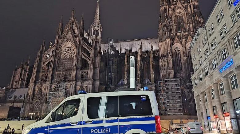 Christmas Eve worshippers to face security screening at Cologne cathedral as police cite attack risk