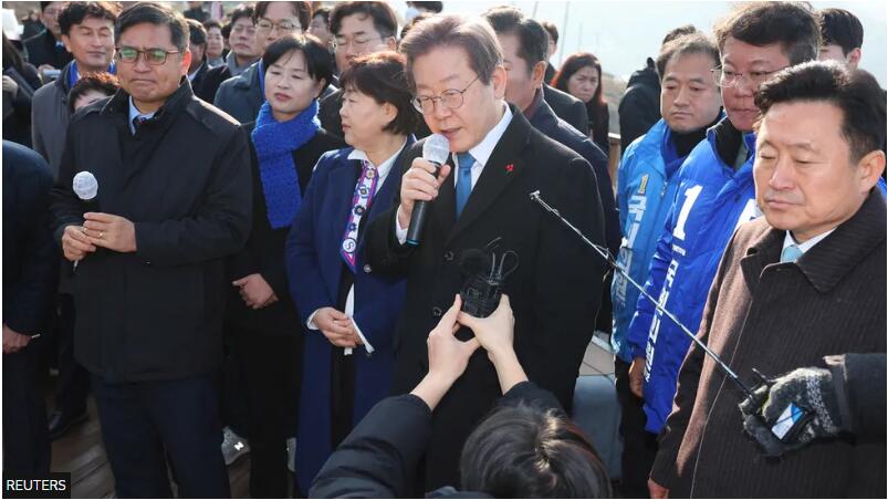 Lee Jae-myung: South Korea opposition leader stabbed in Busan